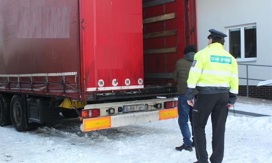 2021-2-12-1112Celník při kontrole návěsu.JPG